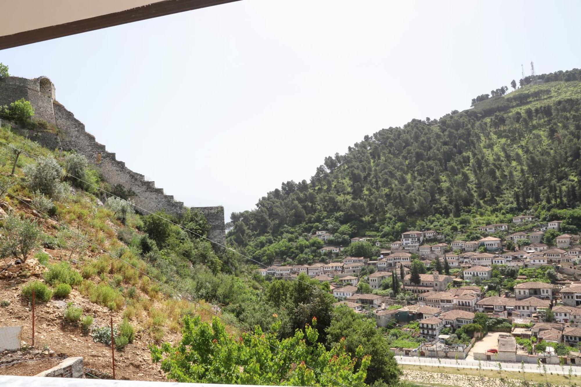 Vila Luen Berat Exteriör bild