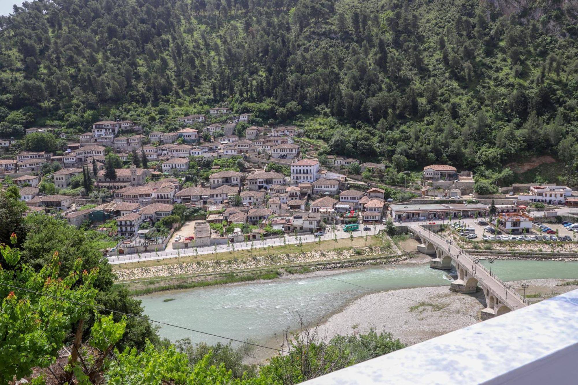 Vila Luen Berat Exteriör bild