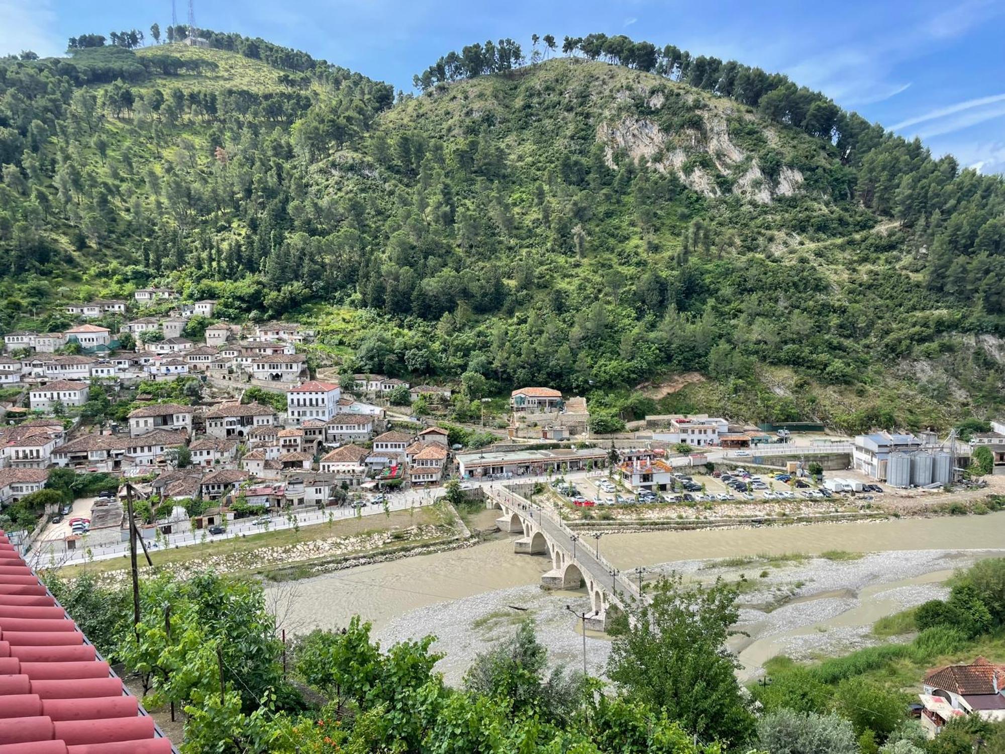 Vila Luen Berat Exteriör bild